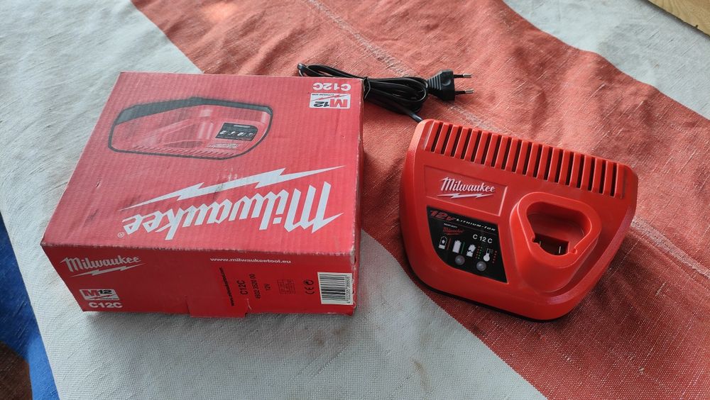 Зарядка Milwaukee C12c для аккумуляторов M12, новая с коробкой.