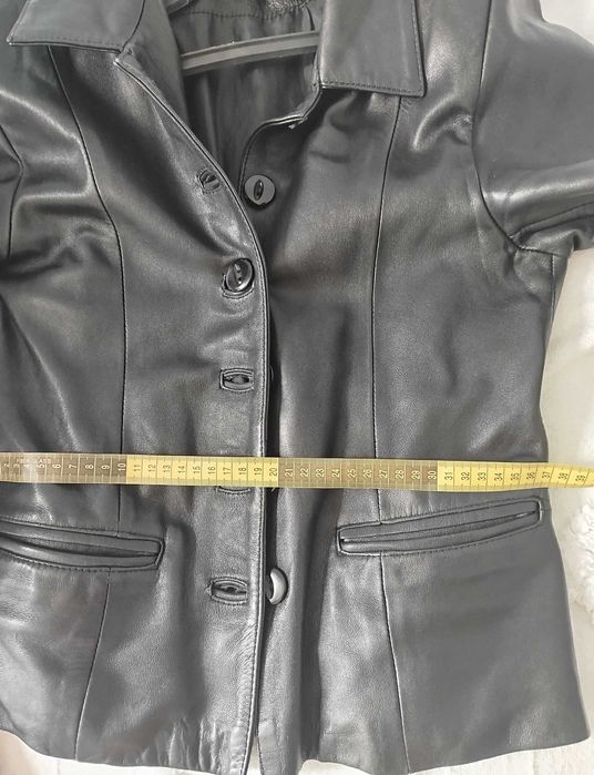 Продавам черно дамско яке от естествена кожа