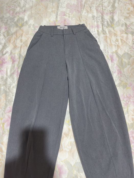Сив баги панталон Stradivarius