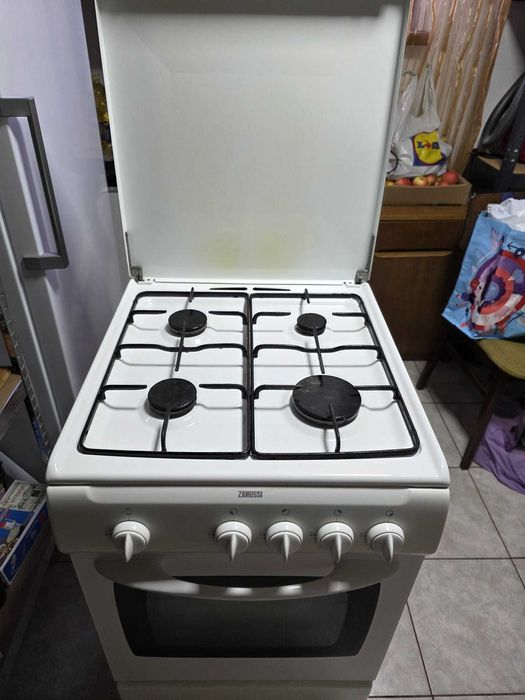 Vând aragaz Zanussi