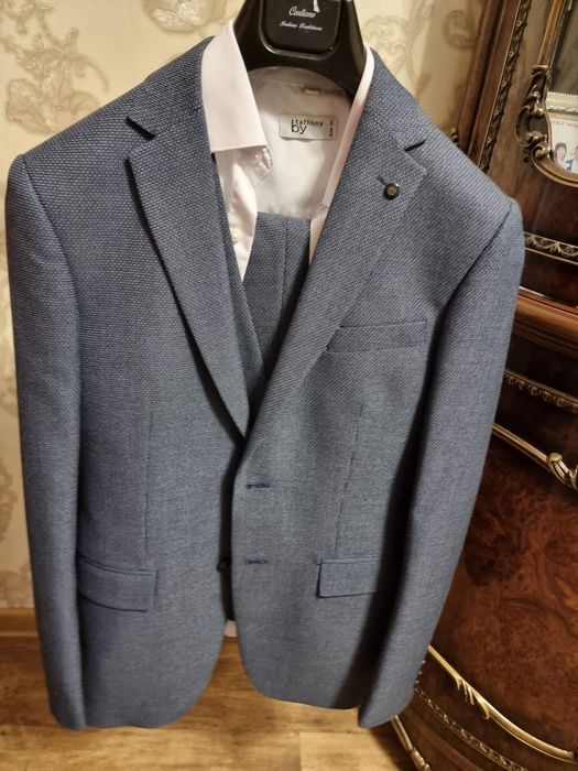 Продам костюм молодежный