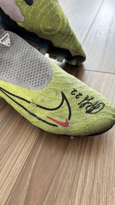 Футбольные бутсы Nike Phantom GX