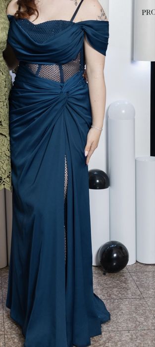 Бална рокля от сатен, блестяща и удобна