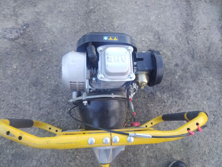 Бензиновият двоен свредел CIMEX е предназначен за пробиване на дупки в