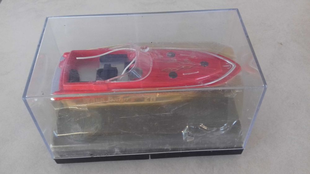 Ретро радиоуправляема лодка