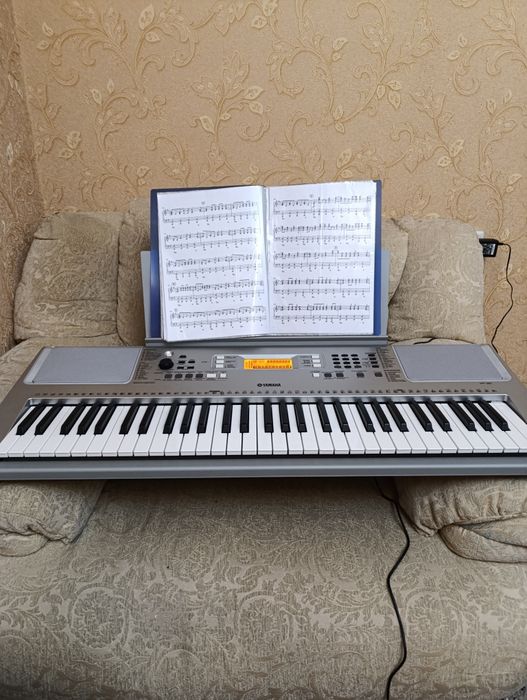 Продается синтезатор Ямаха.