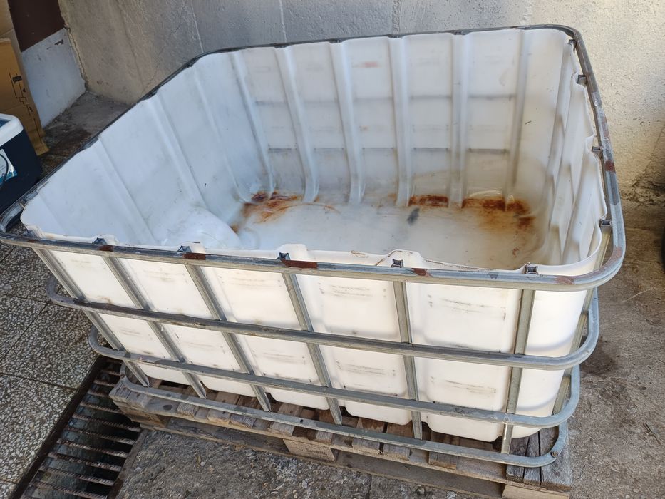 Съд за течности с отвор за източване