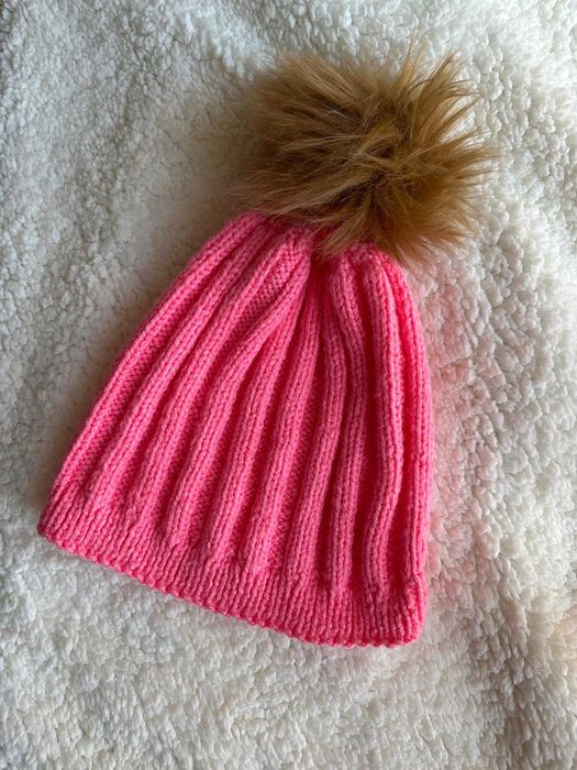 Ръчно изплетени шапки от баба с пухкав помпон