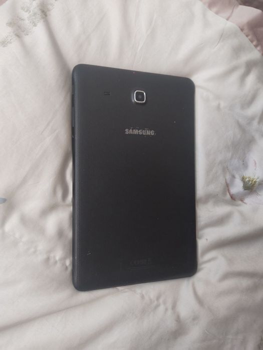 Planshet (samsung tab e ) uncha ishlatilmagan yangi ekranlari oziniki.