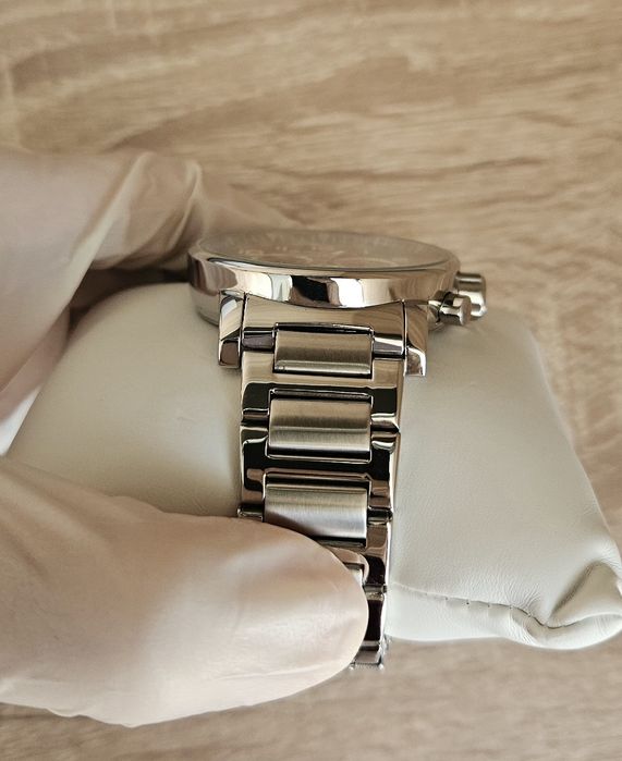 Часовник WENGER-швейцарски(в перфектно състояние)