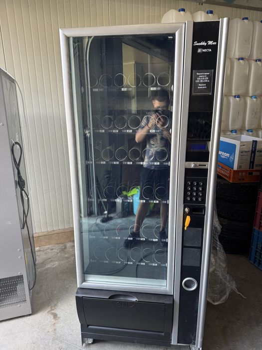 Продавам вендинг машина Snakky max necta