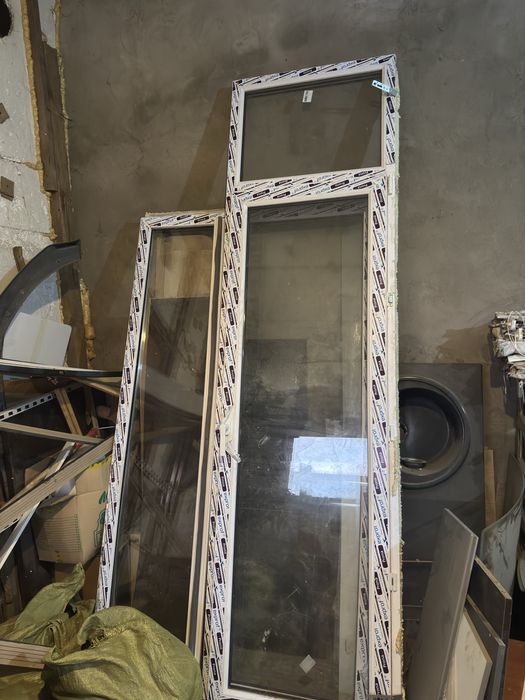 Продам пластиковую дверь с окном (балконная)