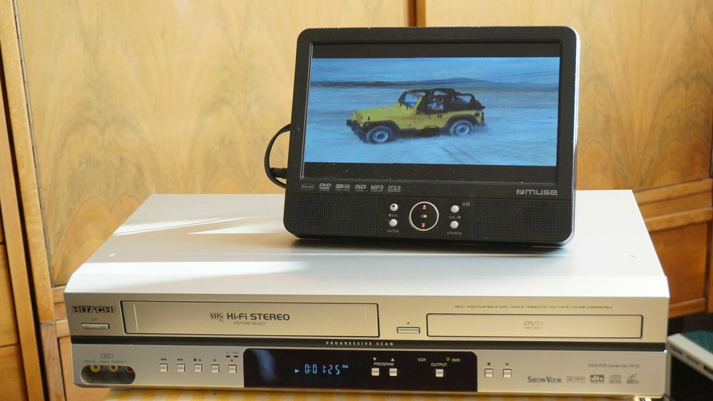 Video recorder VHS combo cu DVD player Hitachi  DV-PF7E stereo Hi-Fi