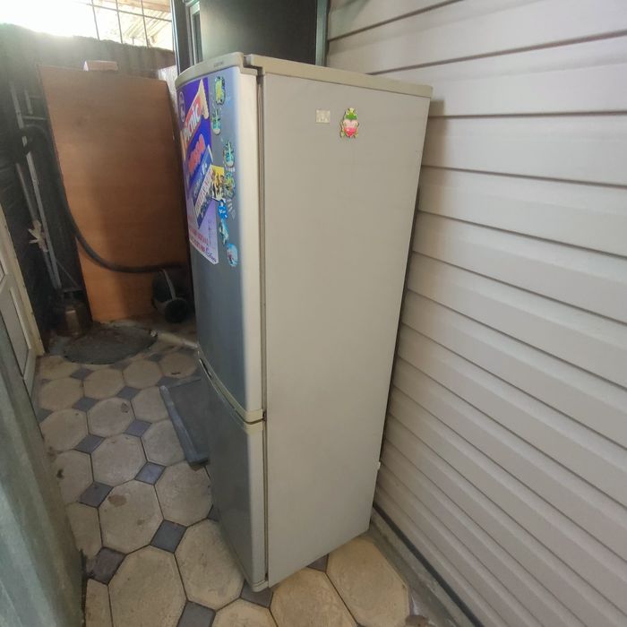 Холодильник, кровать, матрац, стол