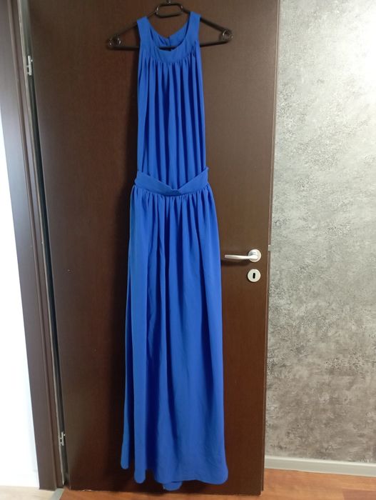 Рокля с гол гръб