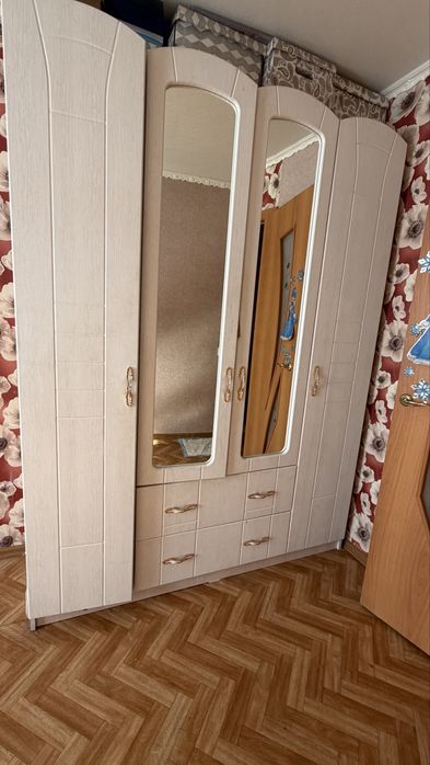 Продаётся белый шкаф для комнаты