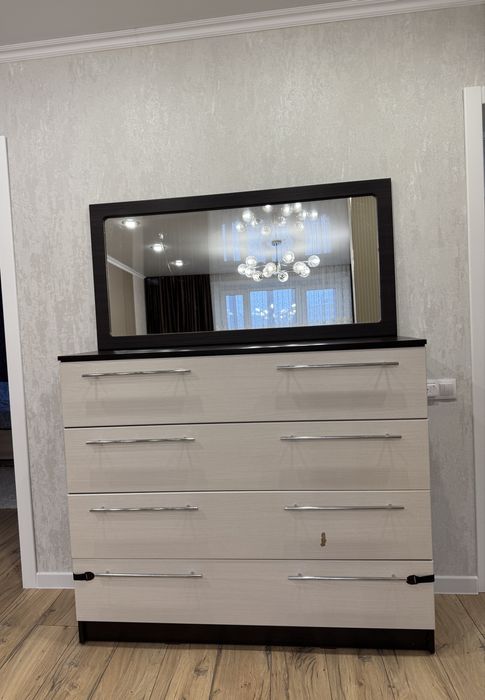 Комод в комплекте с зеркалом.