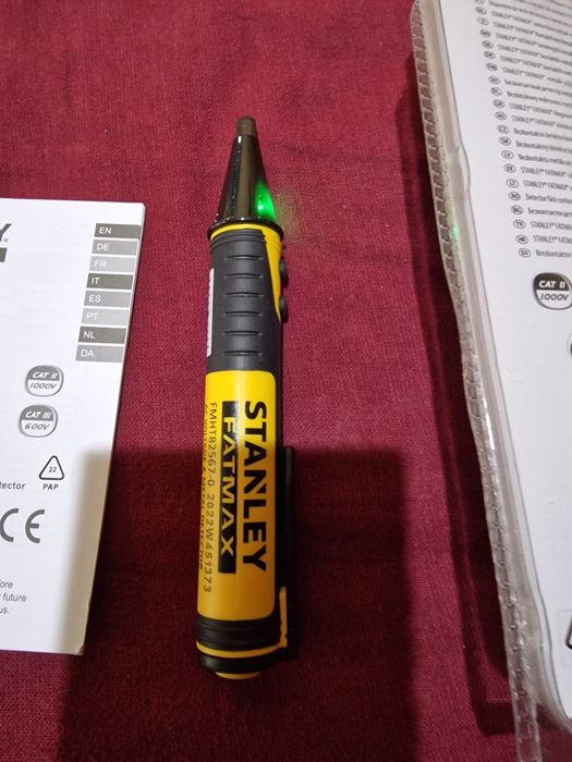 Detector tensiune si metale