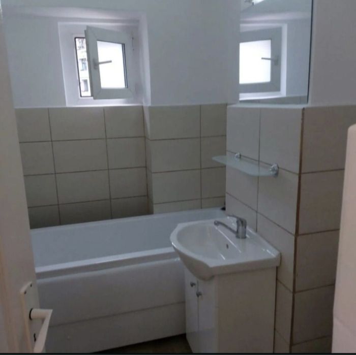 Închiriez apartament