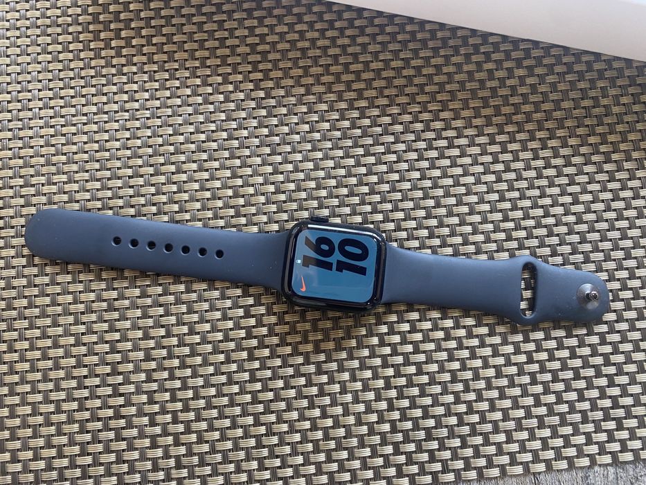 Продам Apple Watch SE серия