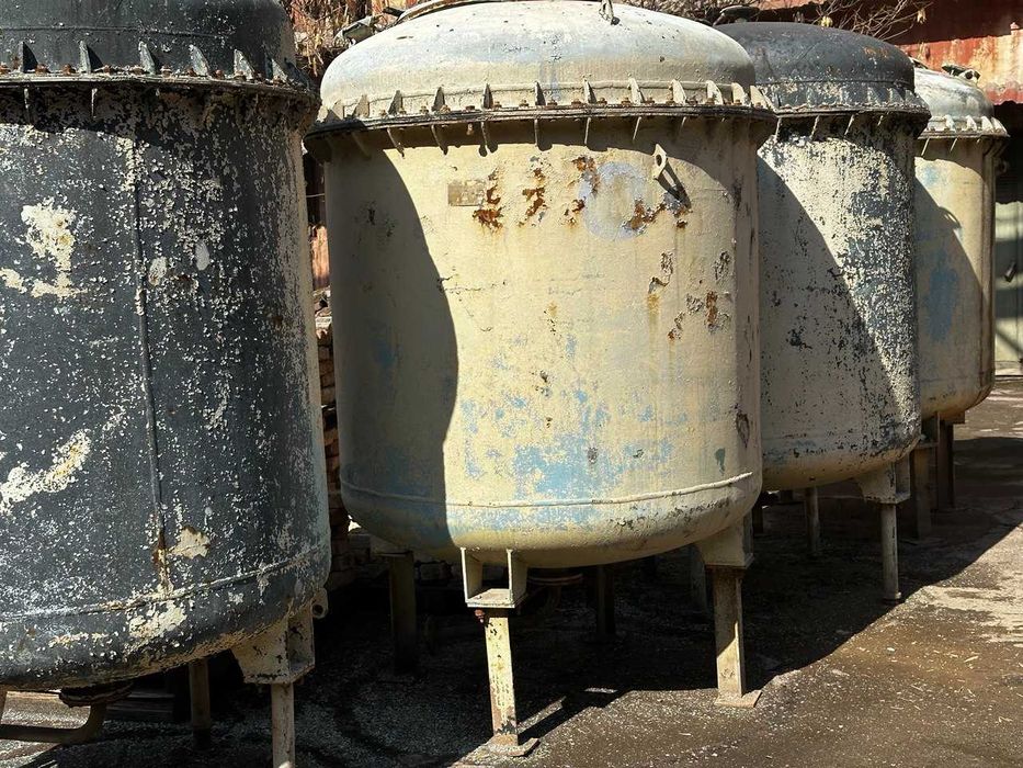 Реакторы из нержавеющей стали . Емкости эмалированные.