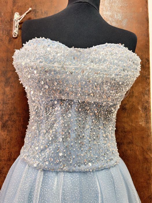 Чисто нова официална рокля