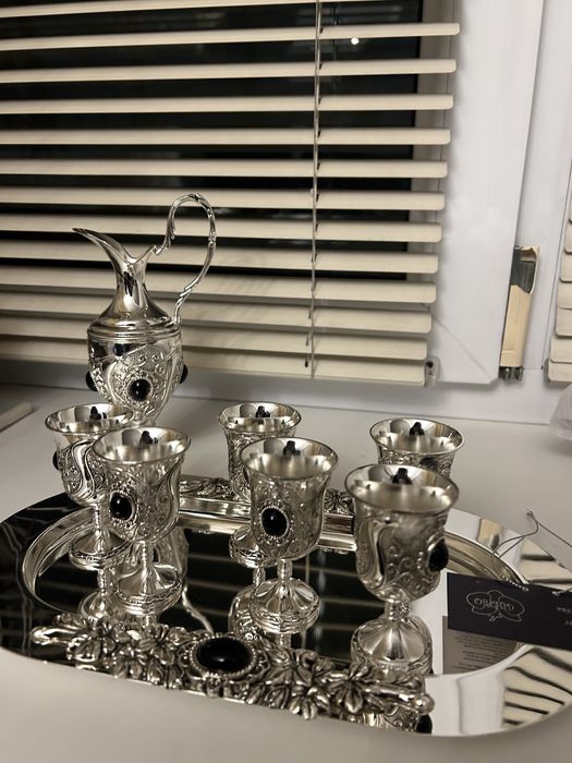 Элегантный сервиз для напитков в классическом стиле