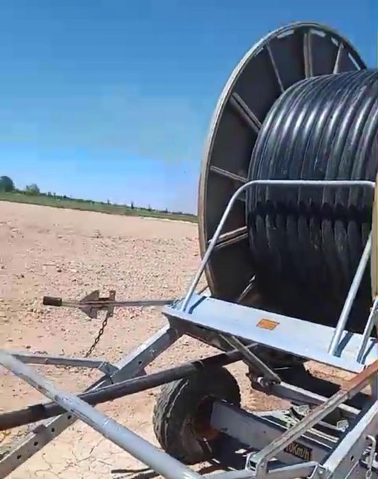 Поодам дождевальную машину