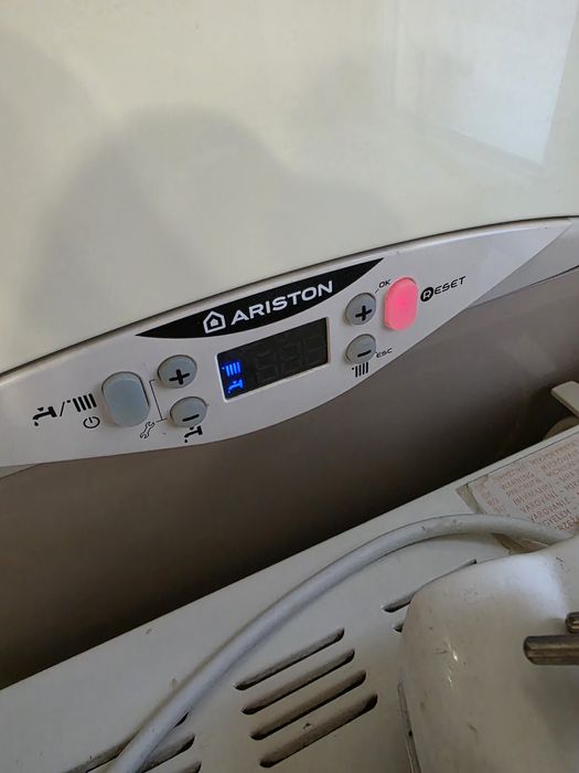 Vând centrala Termica Ariston Cares,24kw,  cu eroare