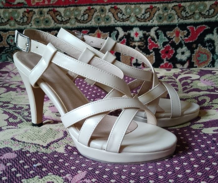 Продаю новые босоножки
