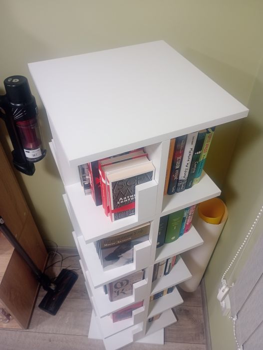 Въртяща се етажерка за книги