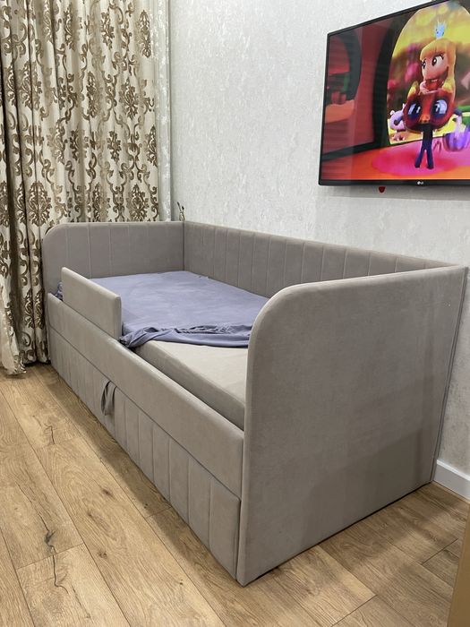 Срочно Продам детскую кровать 80*180