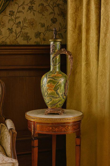Carafă în manieră Art Nouveau din porțelan cu detalii din bronz