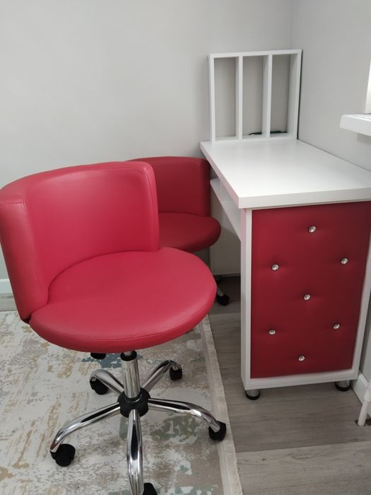 Маникюрный стол и стулья