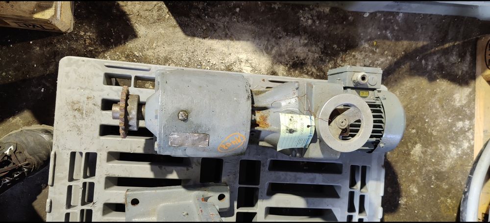 Motor electric trifazat cu reductor și variator de turație,  0.75kW