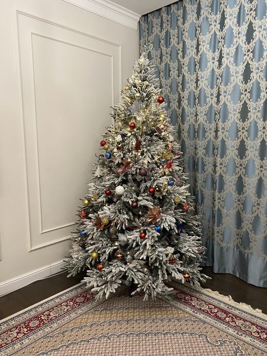 Продам ёлку с игрушками.