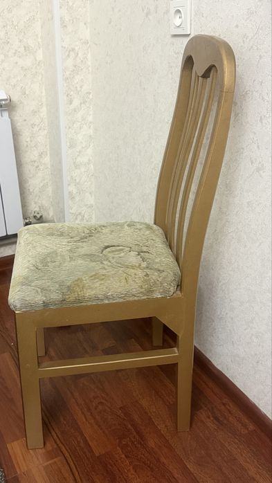 Стол и стулья для гостинной