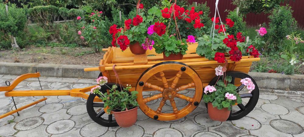 Car din lemn demontabil făcut manual