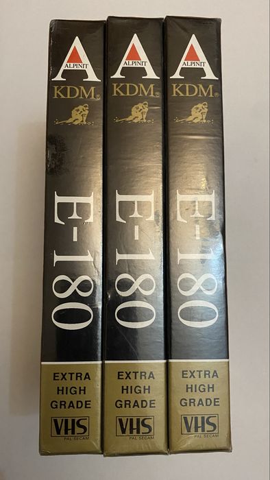 Casete VHS goale sigilate.