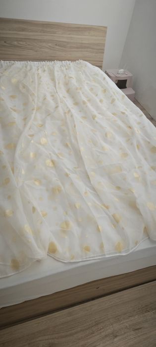 Пердета със златисти нишки