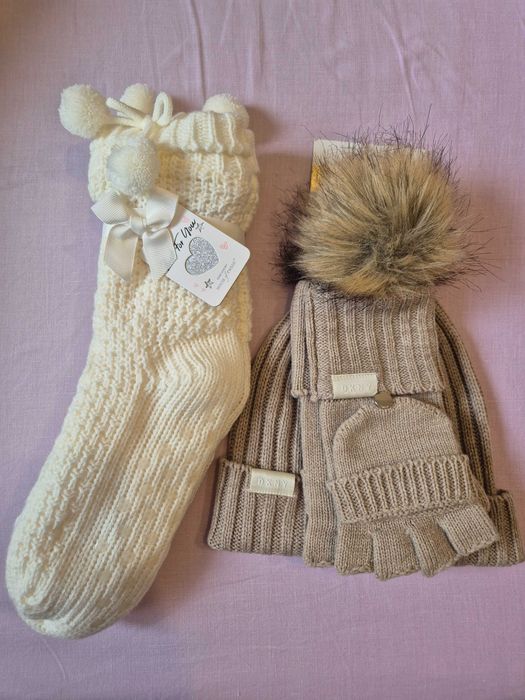 Lot iarna 9-14 ani- Caciula & manusi DNKY crem, sosete albe