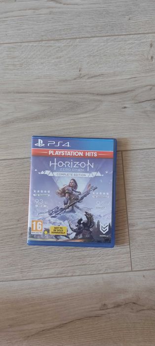 Продавам SONY PS4, 2 джойстика и 1 игра