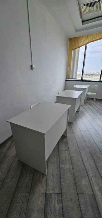 Офисная мебель столы стулья