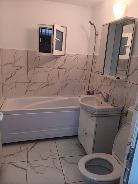 Inchiriez apartament