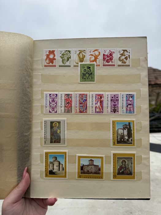 Голям класьор с различни пощенски марки