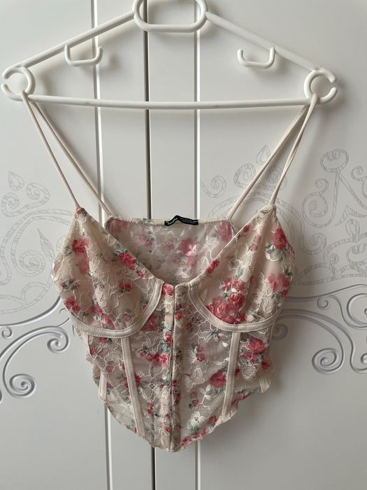 Продавам бюстие Bershka и бюстие HM