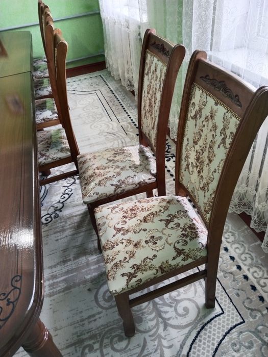 Стол  стулиямй почти новый