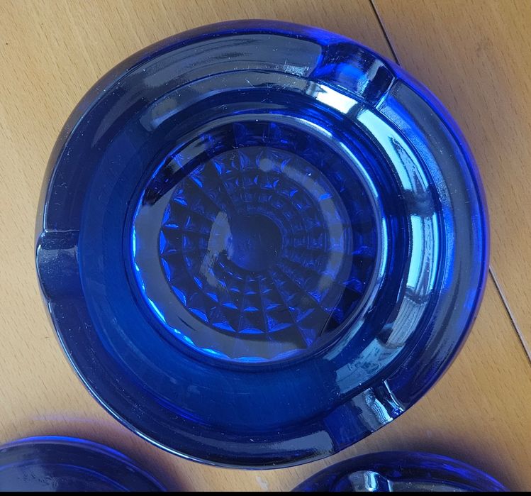 Три пепелника, сини