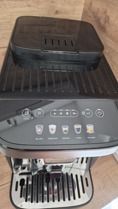 Aвтомат еспресо машина De'Longhi Magnifica Evo ECAM