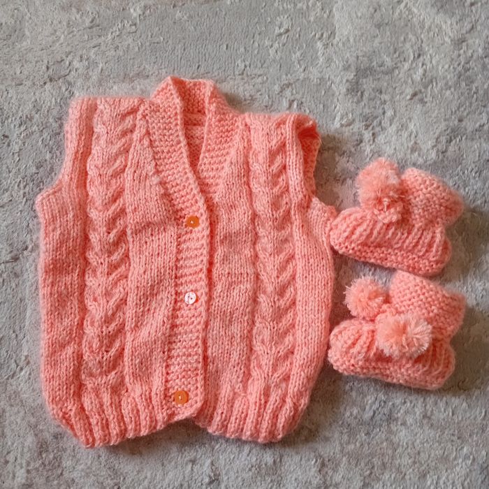 Жилетка и пинетки  для малыша